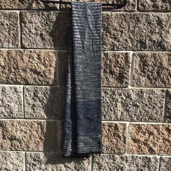 NWOT Tex by Max Azria wool-like grey scarf - Picture 3 of 13